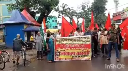 গাইঘাটা: ধর্মঘটের সমর্থনে গাইঘাটার চাঁদপাড়ায় মিছিল ও যশোর রোড অবরোধ বাম ও কংগ্রেসের