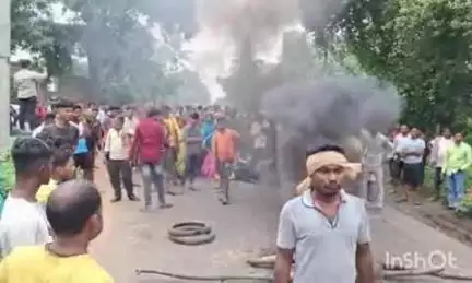 କଟକ ପୌରାଞ୍ଚଳ: ମୃତକଙ୍କ ପରିବାରକୁ ନ୍ୟାୟ ପ୍ରଦାନ ଦାବିରେ ଖୁଣ୍ଟୁଣୀ ଦ୍ଵାରବତିପୁର ଗ୍ରାମରେ ମୃତଦେହ ରଖି ରାସ୍ତାରୋକ, ଖବର ପାଇ ପହଞ୍ଚିଲା ପୋଲିସ