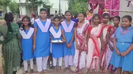 ଆନନ୍ଦପୁର: ଦଧିବାମନପୁର ସ୍କୁଲର ଶିକ୍ଷୟତ୍ରୀଙ୍କୁ ବିଦାୟ କାଳୀନ ସମ୍ବର୍ଦ୍ଧନା ଜ୍ଞାପନ, ଯୋଗଦେଲେ ଏବିଇଓଙ୍କ ସମେତ ବହୁ ମାନ୍ୟଗଣ୍ୟ ବ୍ୟକ୍ତି