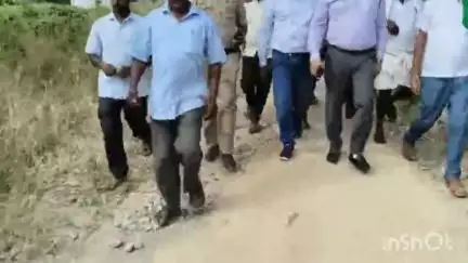 ಬಂಗಾರಪೇಟೆ: ಬೀರಂಡಳ್ಳಿಯ ನಿರಾಶ್ರಿತರ ಪರಿಹಾರ ಕೇಂದ್ರಕ್ಕೆ ಜಿಲ್ಲಾಧಿಕಾರಿ ದಿಢೀರ್ ಭೇಟಿ, ಸಿಬ್ಬಂದಿಗೆ ತರಾಟೆ