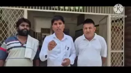 सोनीपत: छात्रा से रेप के आरोप के विरोध में पार्षद संजय बड़वासनिया ने डिप्टी डीईओ को सौंपा ज्ञापन