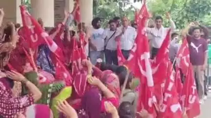पंचकूला: मज़दूर विरोधी लेबर कोड रद्द करवाने और न्यूनतम वेतन लागू करवाने के लिए बरवाला में सड़क पर उतरे श्रम मजदूर