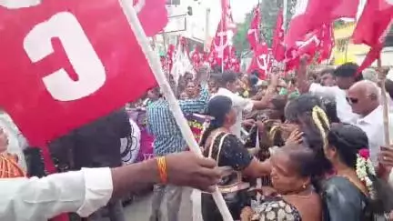 ஓசூர்: 'பாரத் பந்த்' ஓசூர் காந்தி சிலை முன்பு 500க்கும் மேற்பட்ட தொழிலாளர்கள் மத்திய அரசுக்கு எதிராக கோஷங்களை எழுப்பி போராட்டம்