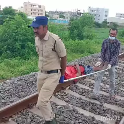 వరంగల్ రైల్వే స్టేషన్ పరిధిలో ట్రైన్ తగిలి పొదల్లో పడిపోయిన గుర్తు తెలియని వ్యక్తి, ఆసుపత్రికి తరలింపు