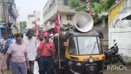 नांदगाव: शहरातील आझाद हॉल येथून किसान सभा व कामगार संघटनेचा सरकारच्या कामगार विरोधी धोरणाविरोधात मोर्चा