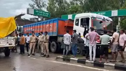 सिराथू: अझुवा में बाइक सवार को बचाने के चक्कर में डीसीएम ने लगाया इमरजेंसी ब्रेक, पीछे से आ रहा ट्राला भिड़ा