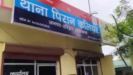 रूड़की: रहमतपुर गांव में लोहे का सरिया और मोबाइल फोन चोरी करने वाले 2 चोरों को लोगों ने पकड़कर किया पुलिस के हवाले