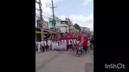 కేంద్ర ప్రభుత్వం కార్మిక హక్కులను కాలరాసే నిర్ణయాలను ఉపసంహరించుకోవాలని పట్టణంలో కార్మిక సంఘాల నేతలు డిమాండ్