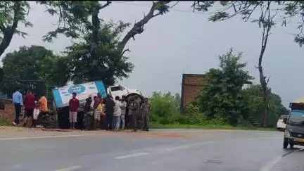 चान्हो: बिजूपाड़ा-खलारी सड़क पर बालू लदे टर्बो और मिल्क वैन की टक्कर में दो लोग घायल