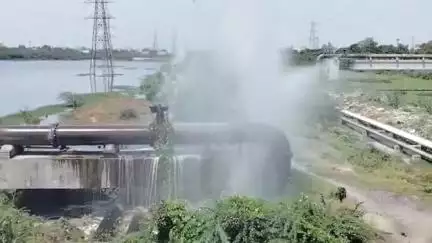 திருவொற்றியூர்: மணலி அருகே குடிநீர் வாரியத்தின் ராட்சச குழாயில் உடைப்பு- 60 அடி உயரத்துக்கு குடிநீர் பீய்ச்சி அடித்து வீணாகும் குடிநீர்