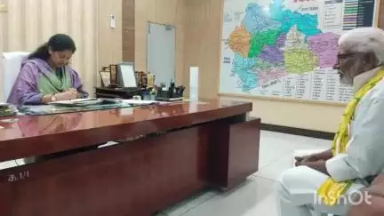 त्योंथर: चाकघाट की 9 वर्षीय बच्ची के इलाज के लिए पूर्व विधायक ने रीवा कलेक्टर से की मुलाकात
