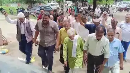 ભિલોડા: શહેરમાં ચૈતર વસાવાના સમર્થનમાં આદિવાસી રેલી, મામલતદારને જેલ મુક્તિના માંગ સાથે આવેદનપત્ર અપાયું