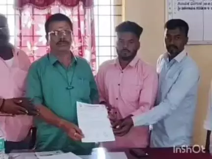 ಹುಮ್ನಾಬಾದ್: ಚೀನಕೆರಾ ಮಾರ್ಗವಾಗಿ ಜಲಸಂಗವಿಗೆ ಬಸ್ ಸೌಲಭ್ಯಕ್ಕೆ ಭಾರತೀಯ ದಲಿತ ಪ್ಯಾಂಥರ್‌ನಿಂದ ಕೆಕೆಆರ್‌ಸಿ ಘಟಕ ವ್ಯವಸ್ಥಾಪಕರಿಗೆ ಪಟ್ಟಣದಲ್ಲಿ ಮನವಿ