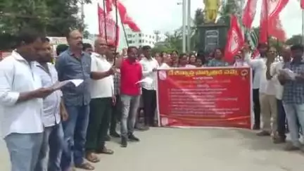 హన్వాడ: కార్మిక కోడ్‌లను కేంద్ర ప్రభుత్వం ఉపసంహరించుకోవాలి: తెలంగాణ కోఆపరేటివ్ సెంట్రల్ బ్యాంక్ ఎంప్లాయిస్ అసోసియేషన్ సభ్యులు