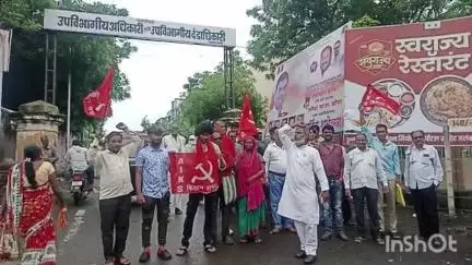खामगाव: एसडीओ कार्यालयासमोर शेतकरी, कामगारांच्या विविध मागण्यांसाठी कम्युनिस्ट पक्षाची निदर्शने