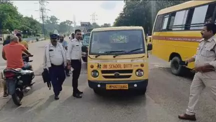 सिंगरौली: यातायात पुलिस ने किया स्कूल वाहनों का औचक निरीक्षण, 26 वाहनों पर की चालानी कार्रवाई