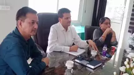 टिहरी: CMO डॉ. श्याम विजय ने की जनपद के 9 ब्लॉकों की RBSK टीमों की समीक्षा बैठक, बच्चों के स्वास्थ्य जांच के दिए दिशा-निर्देश