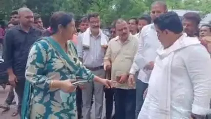 नौगांव: पब्लिक एप की खबर का हुआ असर, कांग्रेस के पूर्व विधायक ने फिल्टर प्लांट पर सागौन की लकड़ी काटने के मामले में सौंपा ज्ञापन