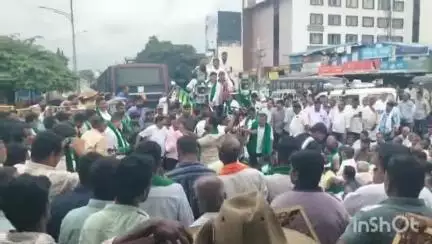 ಶಿವಮೊಗ್ಗ: ಭದ್ರಾ ಜಲಾಶಯದ ಬಳಿ ಅವೈಜ್ಞಾನಿಕ ಕಾಮಗಾರಿ ಖಂಡಿಸಿ ನಗರದಲ್ಲಿ ರೈತರಿಂದ ಪ್ರತಿಭಟನೆ