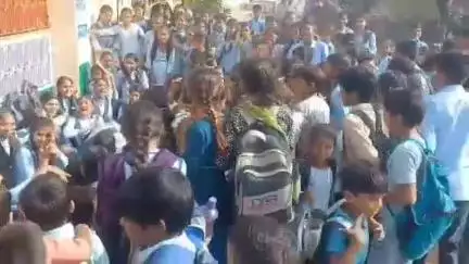 बनेड़ा: खातन खेड़ी राजकीय उच्च माध्यमिक विद्यालय में विद्यार्थियों ने शिक्षकों की कमी को लेकर की तालाबंदी