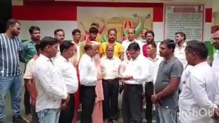 टूंडला: गांव सिकंदरपुर में मंदिर तोड़कर बनवाई गई मजार को हटाने की मांग, धर्म रक्षा संघर्ष समिति ने एसडीएम को दिया ज्ञापन