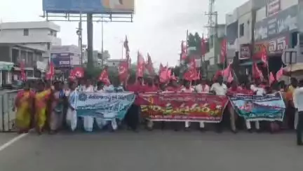 జనగాం: 4 లేబర్ కోడ్ లను తో రద్దు చేయకుంటే మోడీ గద్దె దిగాల్సిందే: కార్మిక సంఘాల నేతల హెచ్చరిక