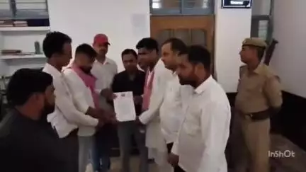छिबरामऊ: तहसील पहुंचे SP लोहिया वाहिनी के राष्ट्रीय सचिव ने महामहिम को संबोधित ज्ञापन SDM को सौंपा