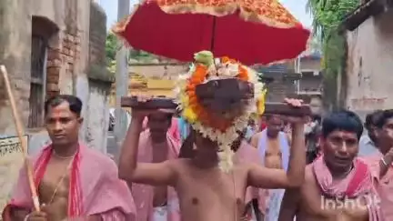 বরজোড়া: বেলিয়াতোড়ে বাবা ধর্মরাজের গাজন উৎসব অনুষ্ঠান অনুষ্ঠিত হল,এই গাজন উৎসবে যোগ দিলেন এলাকাবাসী