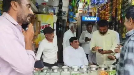 બાબરા: બાબરાના ઘુઘરાળા ગામે પાનની દુકાન પર ચર્ચા કરતા ધારાસભ્ય