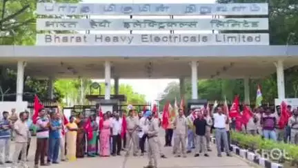 வாலாஜா: முகுந்தராயபுரத்தில் பாரத மிகு மின் நிறுவன தொழிற்சாலை வளாகத்தில் தொழிலாளர்கள் போராட்டம்