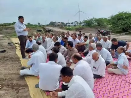 બાબરા: બાબરાના પીપળીયા-વાવડી રોડના રૂ. 50 લાખના ખર્ચે નિર્માણ થનારા માર્ગનું ખાતમુહૂર્ત કરતા ધારાસભ્ય