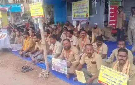 କଟକ ପୌରାଞ୍ଚଳ: କଟକ ଗୋପାଳପୁର ଠାରେ ଓଡ଼ିଶା ଡ୍ରାଇଭର ମହାସଂଘ କଟକ ଶାଖା ପକ୍ଷରୁ ବୁଧବାର ଧାରଣା ଦିଆଯାଇଥିଲା।