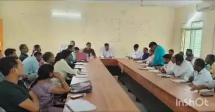 चांदवा: डीडीसी ने प्रखंड कार्यालय सभागार में की समीक्षा बैठक, दिए ज़रूरी निर्देश