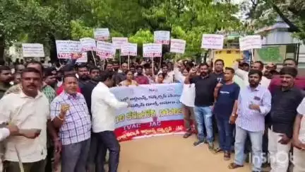 ఎన్పీడీసీ ఎల్ ర్యాలయంముందు విద్యుత్ ఉద్యోగుల ఆందోళన