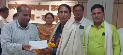 पचोर: 40 साल शिक्षा विभाग में सेवा के बाद सेवानिवृत्त हुए पदम सिंह नागर का कलेक्टर ने किया सम्मान