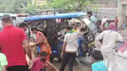 महेशपुर: गोकुलपुर-चापगांव के पास गड्ढेनुमा सड़क पर पलटे तीन टोटो, ग्रामीणों में आक्रोश