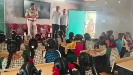 దర్శి: శివరాంపురం ప్రభుత్వ పాఠశాలలో ఆన్లైన్ లో మోసాలపై విద్యార్థులకు అవగాహన కల్పించిన ఎస్సై మల్లికార్జునరావు