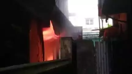 মাটিগাড়া: বিধান মার্কেটে মোবাইলের দোকানে ভয়াবহ অগ্নিকান্ড; পুরে ছাই হল নগদ ১৩ লক্ষ টাকা; লক্ষাধিক টাকার মোবাইল ফোন