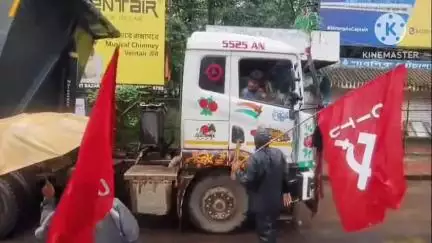 নয়াগ্রাম: কেন্দ্রীয় ট্রেড ইউনিয়নগুলোর ডাকা ধর্মঘটের মিশ্র প্রভাব পড়ল ঝাড়গ্রাম জেলার নয়াগ্রাম সহ একাধিক ব্লকে