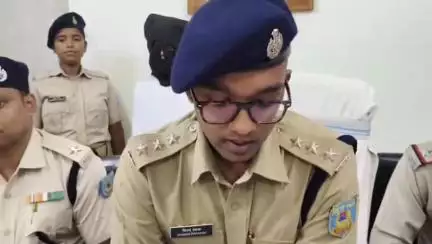 चक्रधरपुर: गुदड़ी बाजार में हुई चोरी के मामले में एसडीपीओ व थाना प्रभारी ने चक्रधरपुर थाना में प्रेस वार्ता की