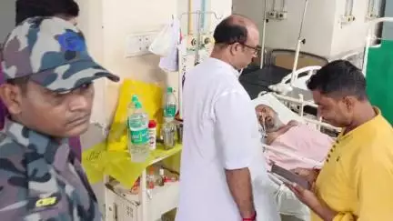 সিউড়ি ১: সিউড়ি সদর হাসপাতালে চিকিৎসাধীন BJP কর্মীকে দেখতেও উপস্থিত হলেন বীরভূম জেলা BJP সভাপতি