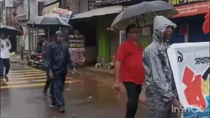 রাইপুর: বুধবার ধর্মঘটের সমর্থনে সারেঙ্গা বাজারে মিছিল করে সিপিএম ও কংগ্রেস