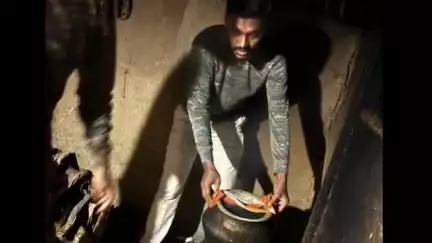 পিংলা: পিংলার বেশ কয়েকটি এলাকায় অভিযান চালিয়ে চোলাই মদ ও চোলাই মদ তৈরির সরঞ্জাম নস্ট করলো সবং সার্কেলের আবগারি দপ্তর