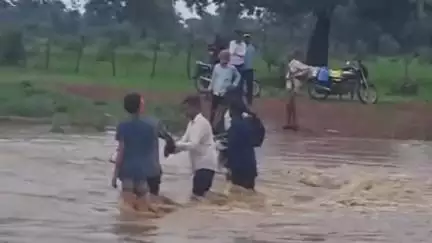गुनौर: मजरा रमपुरा: अस्थि विसर्जन के लिए उफनते नाले को जान जोखिम में डालकर पार करता दिखा परिवार, वीडियो वायरल