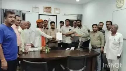 चित्तौड़गढ़: नगर परिषद के पोल के नाजायज इस्तेमाल पर नाराजगी जताते हुए भाजपा ने आयुक्त को मुख्यमंत्री के नाम दिया मांग पत्र