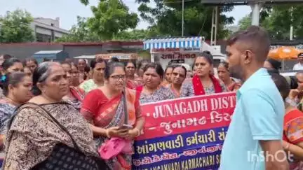 કેશોદ: કેશોદના શરદચોક ખાતે આંગણવાડીની કર્મચારી બહેનો દ્વારા એક દિવસના ધરણા કાર્યક્રમ યોજાયો