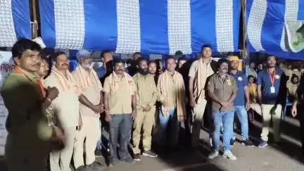 କୁଚିଣ୍ଡା: କୁଚିଣ୍ଡା ଠାରେ ବିଳମ୍ବିତ ରାତି ପର୍ଯ୍ୟନ୍ତ ଧାରଣା ରେ ବସିଛନ୍ତି ଡ୍ରାଇଭର ମହାସଂଘ ର କାର୍ଯ୍ୟକର୍ତ୍ତା, ଯୋଗ ଦେଲେ ଜିଲ୍ଲା କମିଟି ସଭାପତି