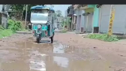 বেলডাঙা ১: উন্নয়নের জোয়ারে জলে ভাসছে বেলডাঙ্গার কাপাসডাঙ্গা এলাকার রাস্তা, প্রধানকে ঘিরে বিক্ষোভ এলাকার সাধারণের