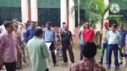 বাঁকুড়া ১: মহার্ঘ্যভাতার দাবিতে বাঁকুড়া জেলা জজ আদালত চত্বরে ধর্মঘটে সামিল হলেন আদালতের কর্মচারীরা