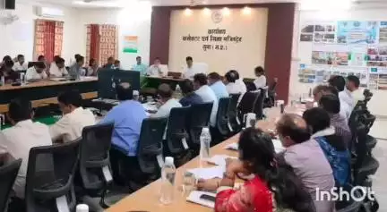 कुम्भराज: कलेक्टर ने कलेक्ट्रेट कार्यालय में ली समय सीमा बैठक, सभी विभागों को सीएम हेल्पलाइन में ए ग्रेड लाने पर दिया ज़ोर